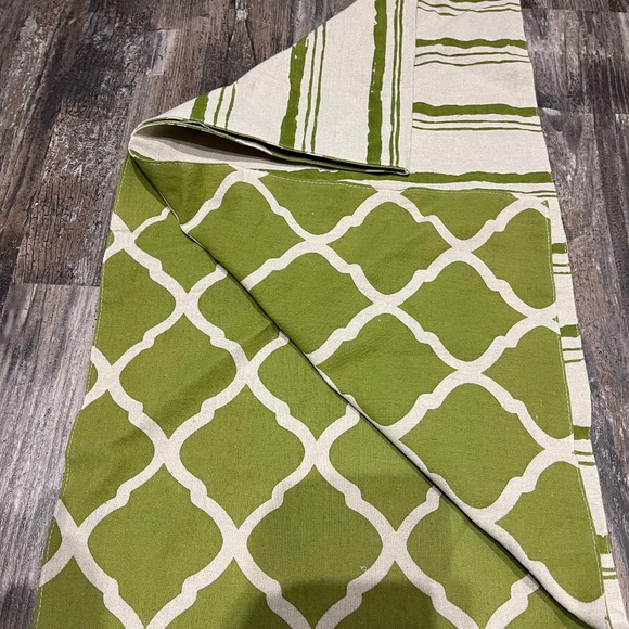 Table runner - Picture 1 of 1